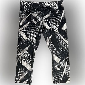 EUC Graphic Black & White Lululemon Wunder Under Crops Size 10